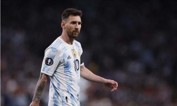 钟楚曦以独立时尚的形象活跃于荧幕，大气率真的性格深受网友喜爱